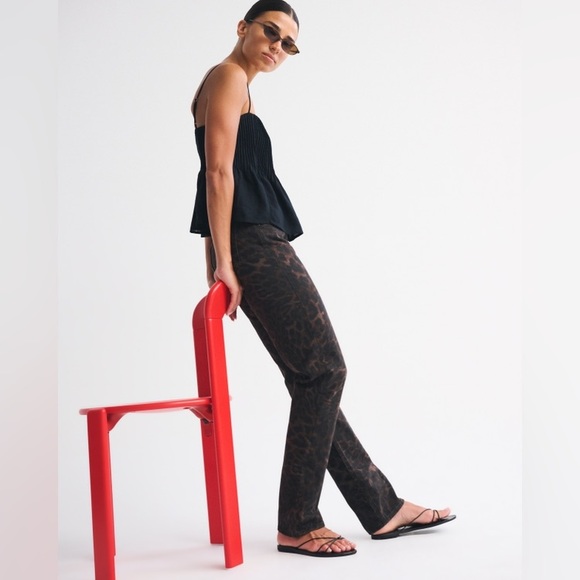 Curve Love Mid Rise 90s Straight Leopard Print Jeans 23R 31” Chocolate Wash